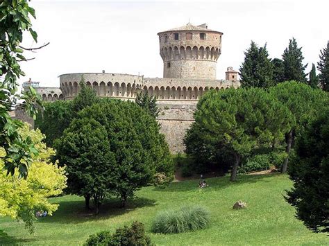  요란하고 화려한 조각들로 가득한 유명한 궁전!  볼프레모 성 (Castello di Volterra)을 만나보세요!